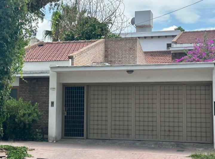 Casa · 350m² · 4 Dormitorios · 2 Cocheras