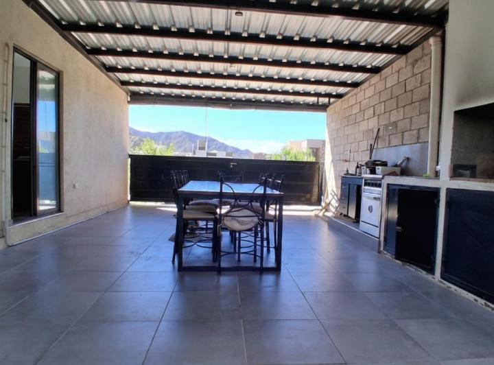 Casa · 180m² · 2 Ambientes · 2 Cocheras