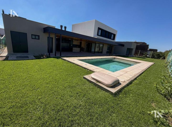 Casa · 733m² · 6 Ambientes · 3 Cocheras
