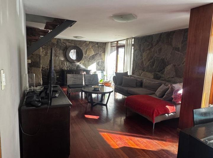 Casa · 225m² · 6 Ambientes · 1 Cochera