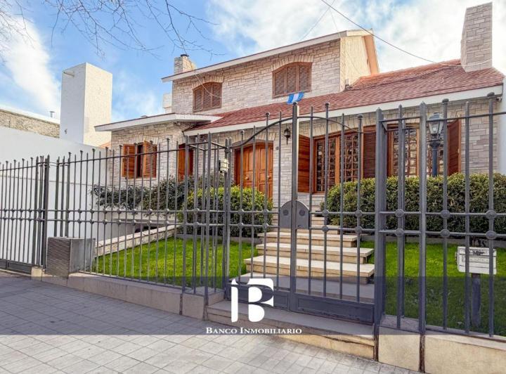 Casa · 387m² · 10 Ambientes · 4 Cocheras