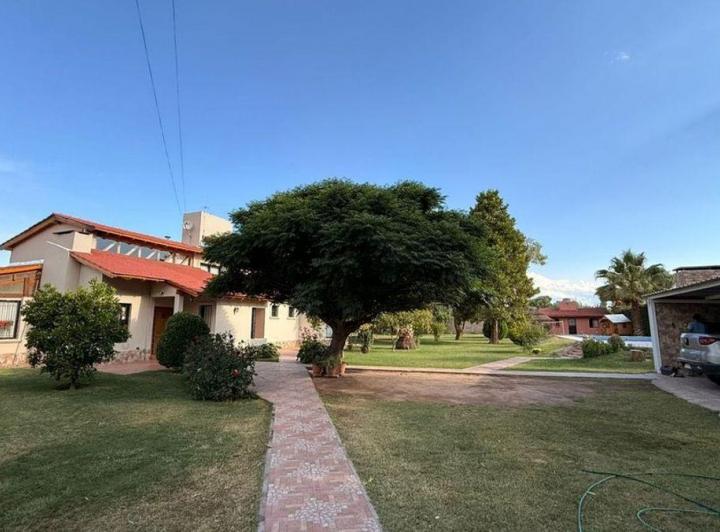 Casa · 200m² · 6 Ambientes · 4 Cocheras