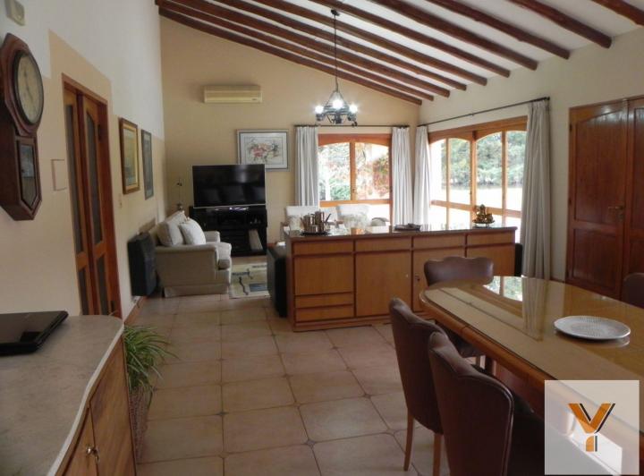 Casa · 420m² · 8 Ambientes · 4 Cocheras