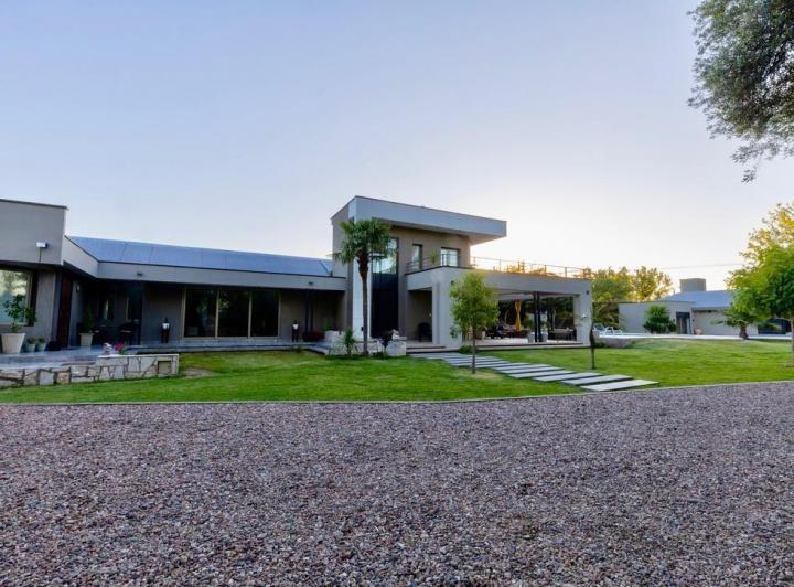 Casa · 594m² · 10 Ambientes · 1 Cochera
