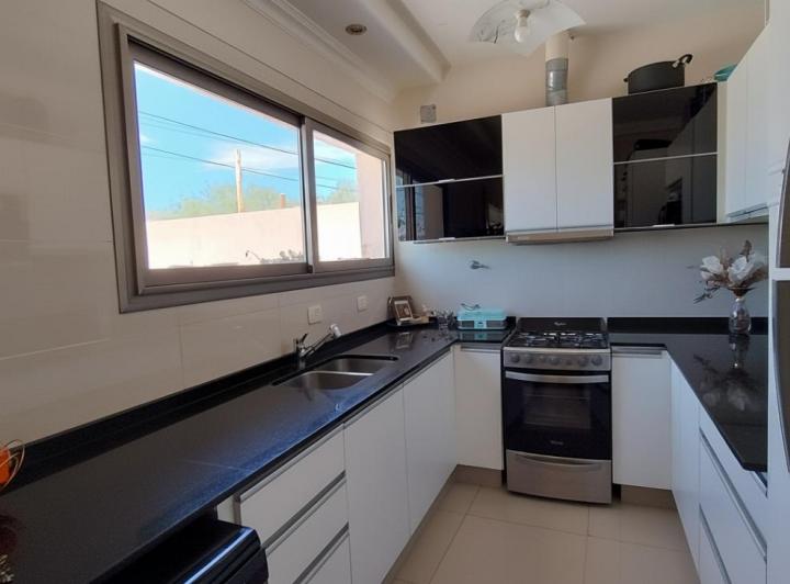 Casa · 170m² · 4 Ambientes · 2 Cocheras