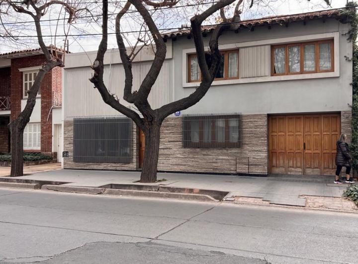 Casa · 253m² · 6 Ambientes · 1 Cochera