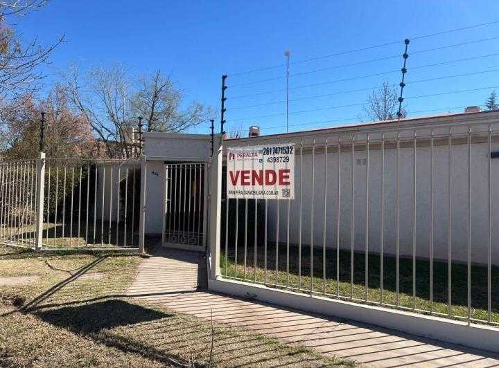 Casa · 227m² · 6 Ambientes · 2 Cocheras