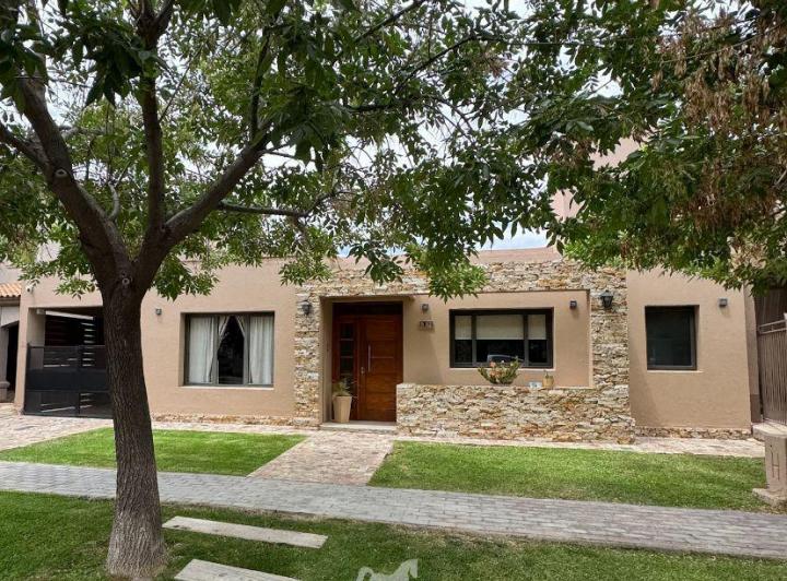 Casa · 211m² · 8 Ambientes · 2 Cocheras
