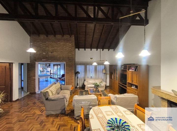 Casa · 360m² · 9 Ambientes · 2 Cocheras
