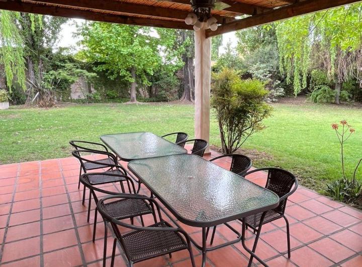 Casa · 350m² · 8 Ambientes · 4 Cocheras