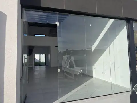 Remax vende local comercial en docta 99m2