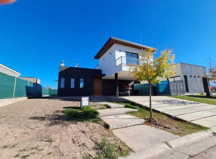 Casa · 400m² · 6 Ambientes · 2 Cocheras