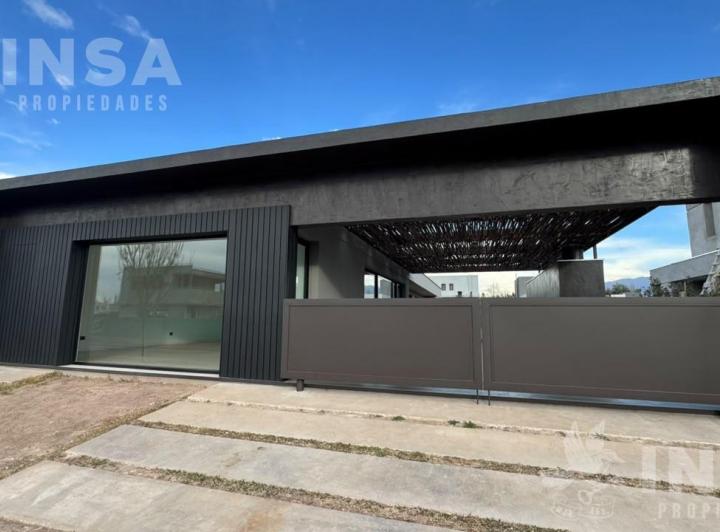 Casa · 180m² · 5 Ambientes · 2 Cocheras