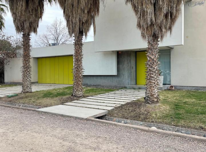Casa · 380m² · 8 Ambientes · 2 Cocheras