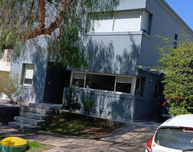 Casa · 218m² · 5 Ambientes · 1 Cochera