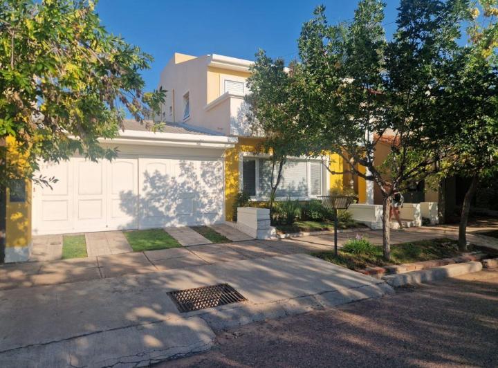 Casa · 230m² · 6 Ambientes · 1 Cochera