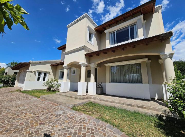 Casa · 465m² · 6 Ambientes · 2 Cocheras
