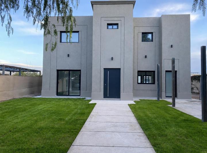 Casa · 250m² · 3 Dormitorios · 2 Cocheras