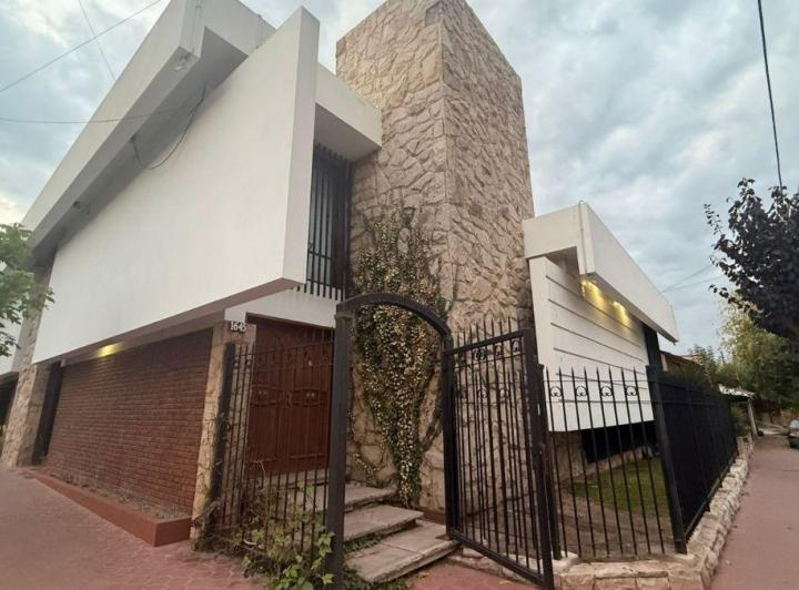 Casa · 390m² · 6 Ambientes · 2 Cocheras
