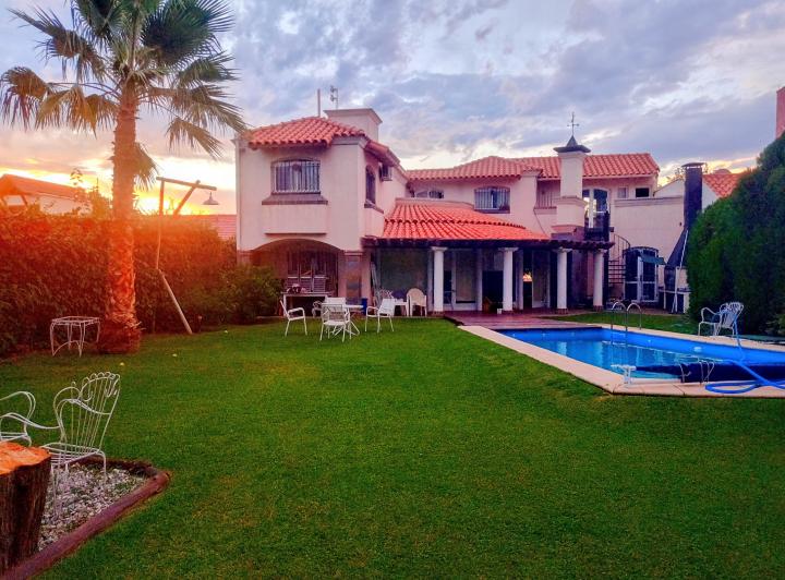 Casa · 320m² · 4 Dormitorios · 2 Cocheras