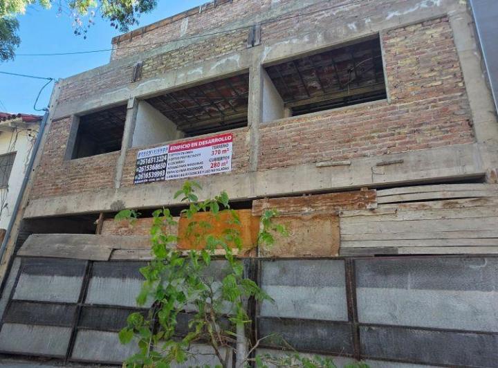 Edificio · 400m² · 7 Ambientes · 8 Cocheras