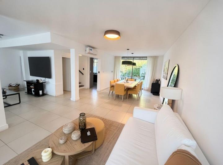 Casa · 165m² · 5 Ambientes · 2 Cocheras
