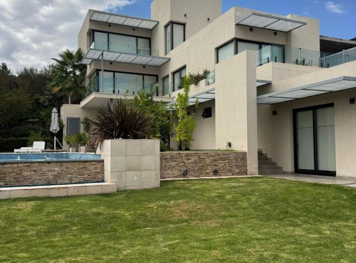 Casa · 718m² · 12 Ambientes · 3 Cocheras