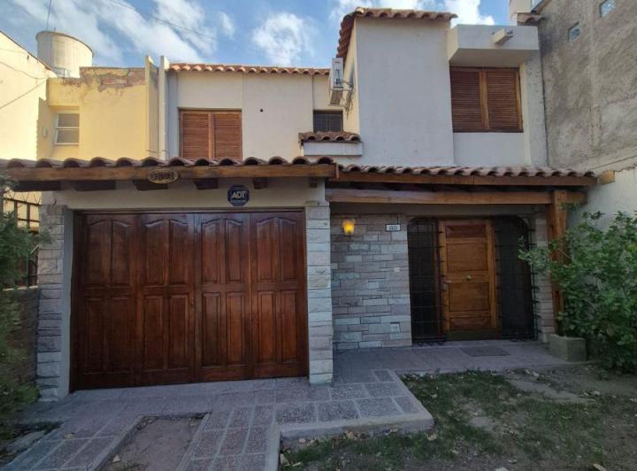 Casa · 134m² · 4 Ambientes · 2 Cocheras