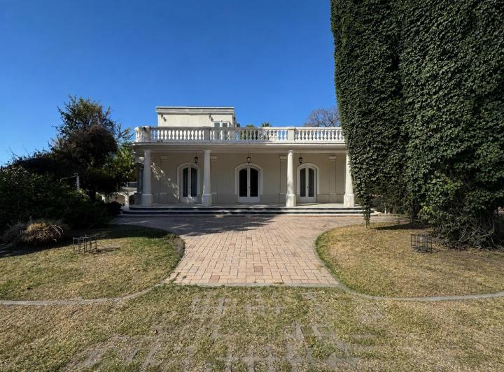Casa · 650m² · 15 Ambientes · 5 Cocheras