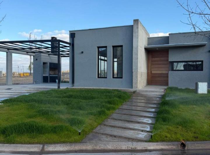 Casa · 192m² · 5 Ambientes · 2 Cocheras
