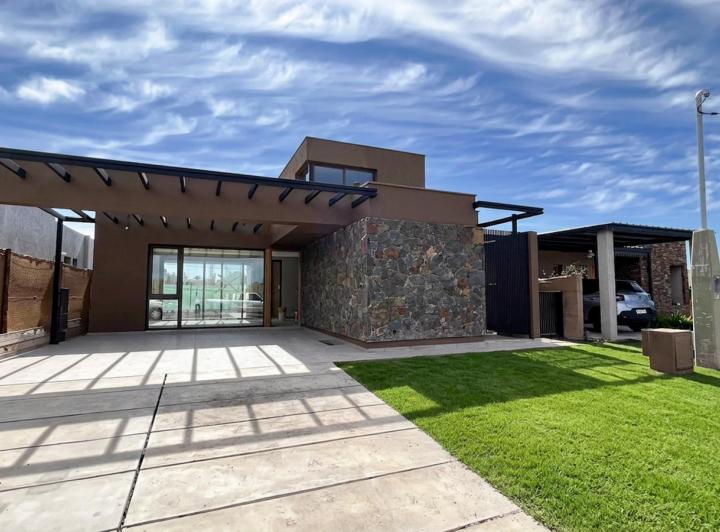 Casa · 144m² · 4 Ambientes · 2 Cocheras