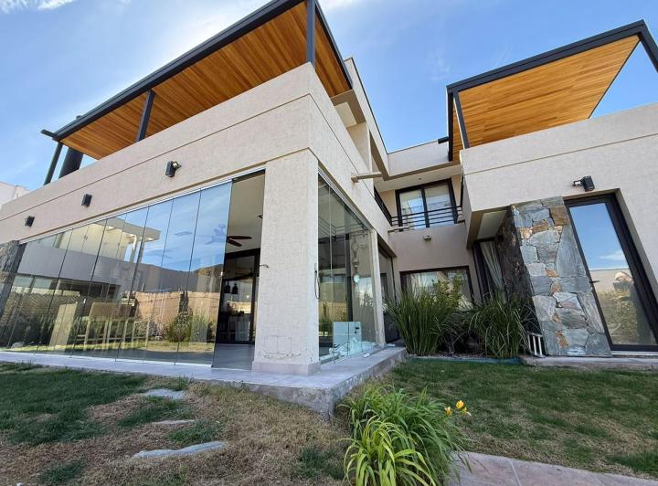 Casa · 281m² · 5 Ambientes · 2 Cocheras