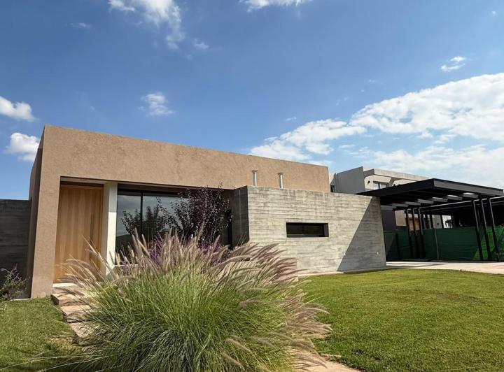 Casa · 200m² · 5 Ambientes · 2 Cocheras