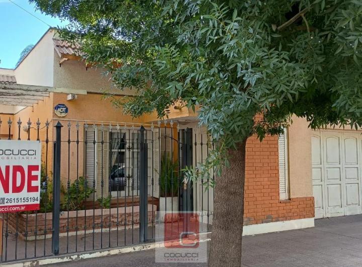 Casa · 230m² · 3 Dormitorios · 1 Cochera