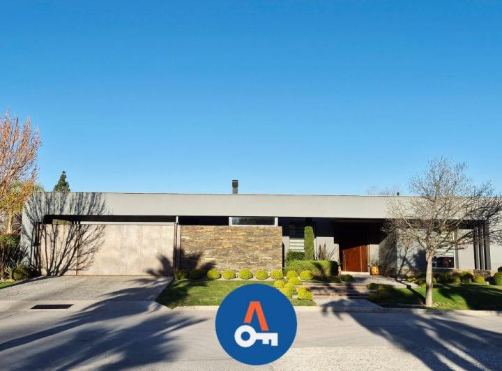 Casa · 518m² · 6 Ambientes · 3 Cocheras