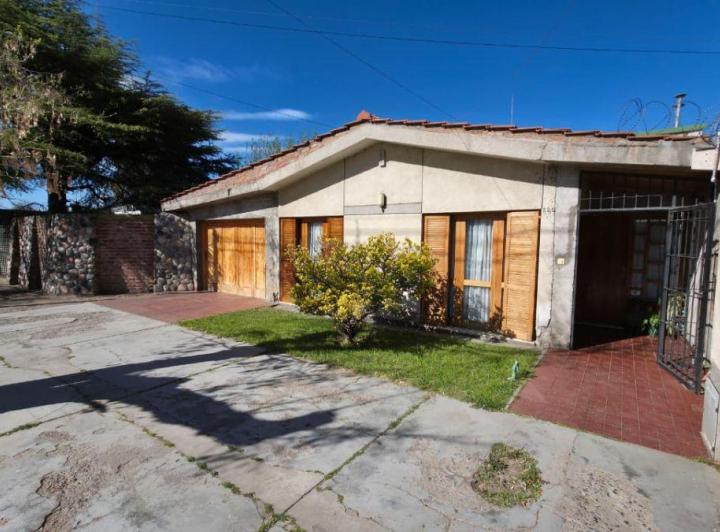 Casa · 199m² · 6 Ambientes · 3 Cocheras