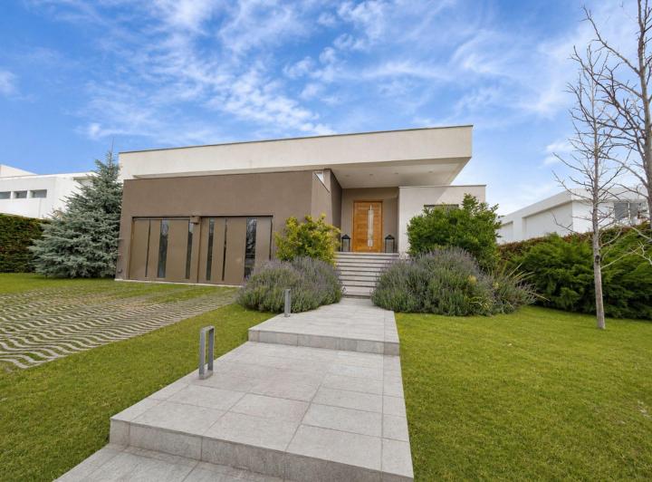 Casa · 457m² · 8 Ambientes · 4 Cocheras