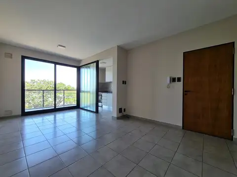 Gran semipiso de dos dormitorios, escritorio, dos baños, dos balcones con placares, cocina instalada