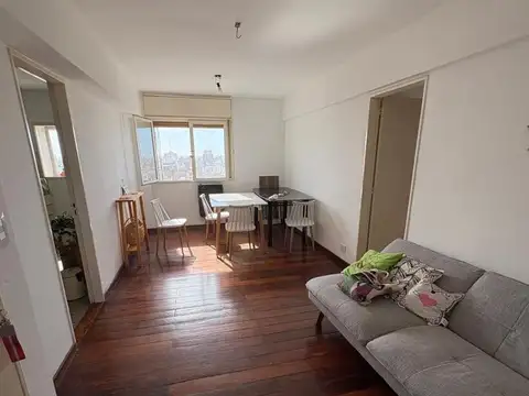 Amplio departamento en alquiler, santa fe al 1400.