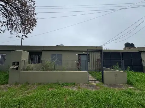 Casa dos dormitorios con cochera y patio en baigorria