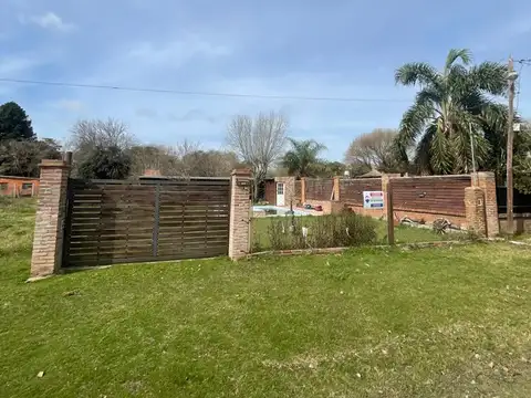 Venta de casa con galeria y pileta, andino.