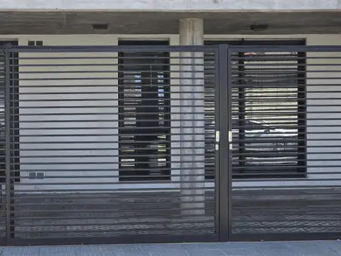 Cochera en barrio guadalupe, con acceso independiente, riobamba al 7200
