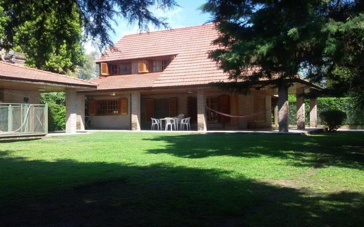 Casa · 250m² · 5 Ambientes · 2 Cocheras