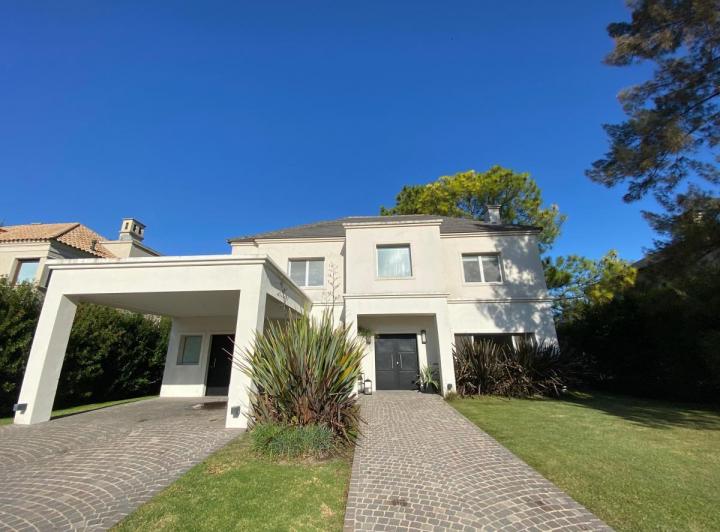Casa · 350m² · 3 Dormitorios · 2 Cocheras