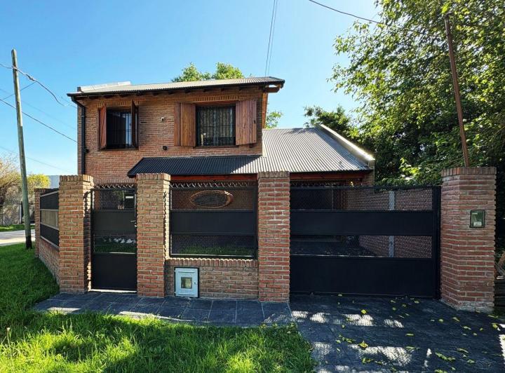 Casa · 160m² · 5 Ambientes · 2 Cocheras