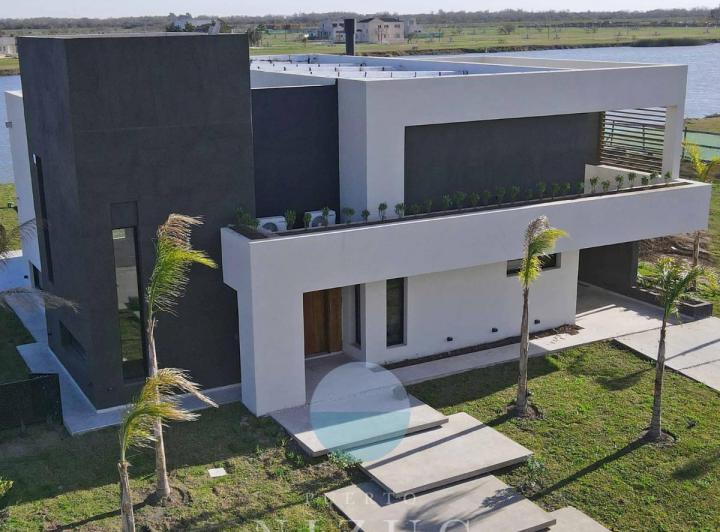 Casa · 250m² · 4 Ambientes · 2 Cocheras