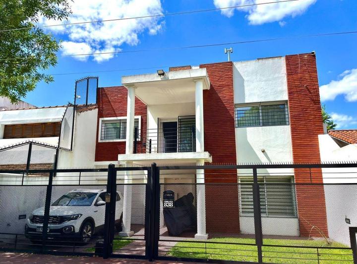 Casa · 215m² · 4 Ambientes · 3 Cocheras