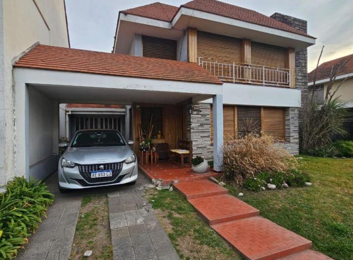 Casa · 325m² · 6 Ambientes · 2 Cocheras