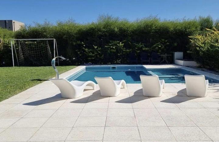 Casa · 260m² · 4 Ambientes · 2 Cocheras