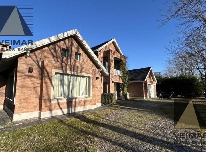 Casa · 330m² · 5 Ambientes · 1 Cochera